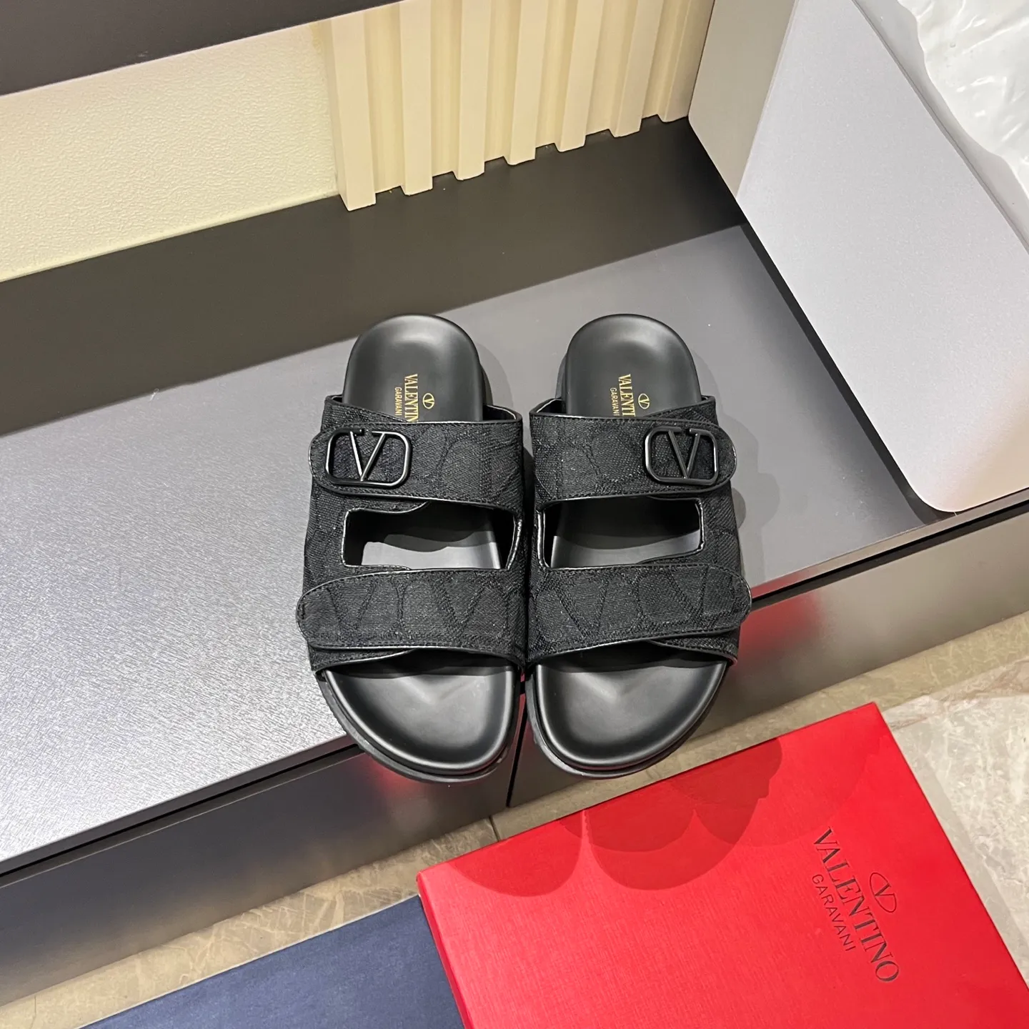 p300《VALENTINO》Warren Men🧍‍♂️Spring and Summer New Style. Cowhide logo flat slippers, elegant sandals, the same style worn by celebrities, original molding, imported calfskin. Rubber outsole. Soft and durable, full set of counter packaging, 38-44!